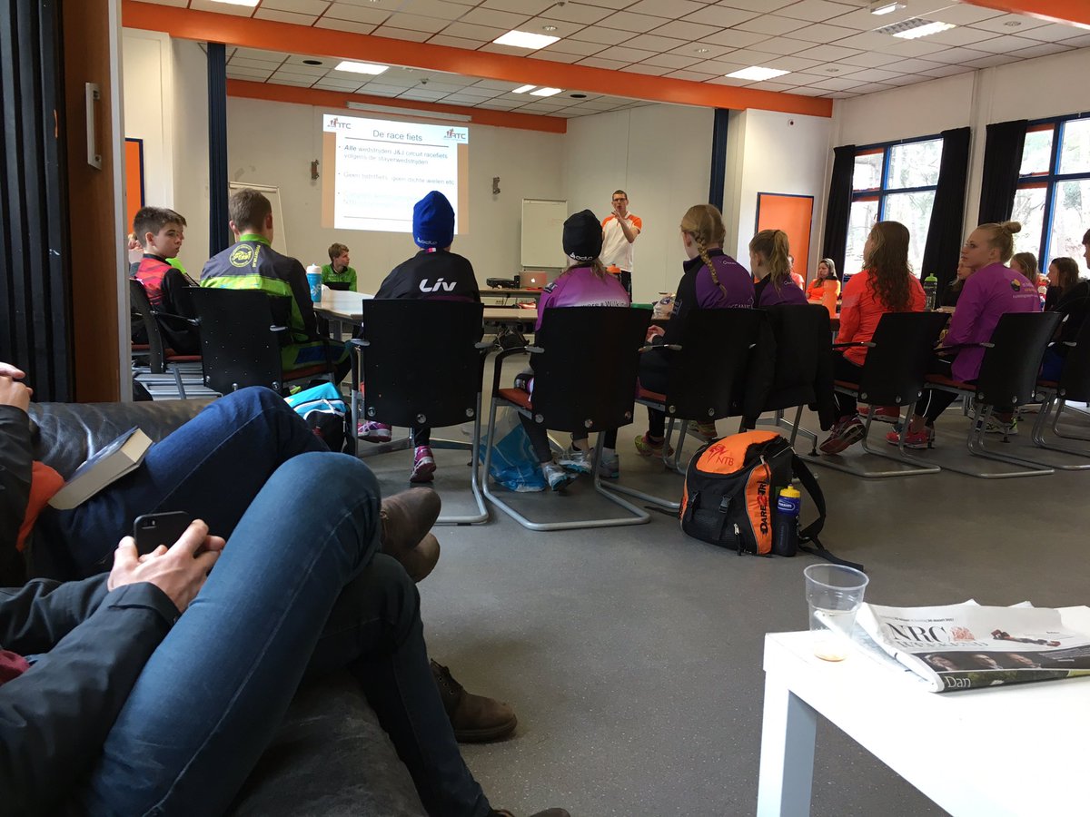 Janko57's tweet photo. De landelijke regiotraing met Stijn, die vragen beantwoord met Sam en Sanne als toehoorders. https://t.co/jHuwpBpUag