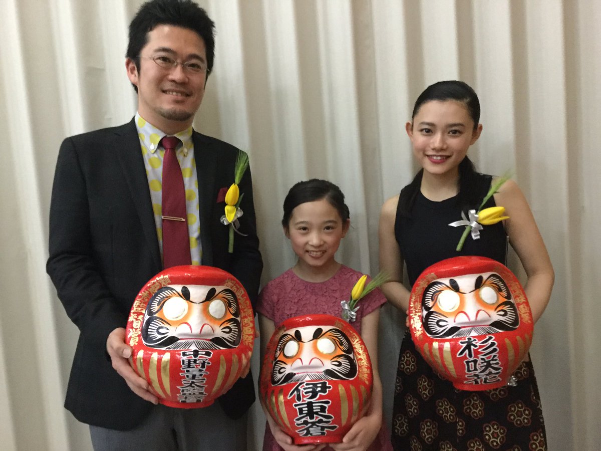 atsui_ai's tweet photo. 高崎映画祭にて、伊東蒼ちゃんが新人女優賞、杉咲花
さんが新進女優賞、宮沢りえさんが主演女優賞、中野監督が監督賞を受賞しました！おめでとうございます！名物のだるまもいただきました！ https://t.co/7j9tXgxWM0