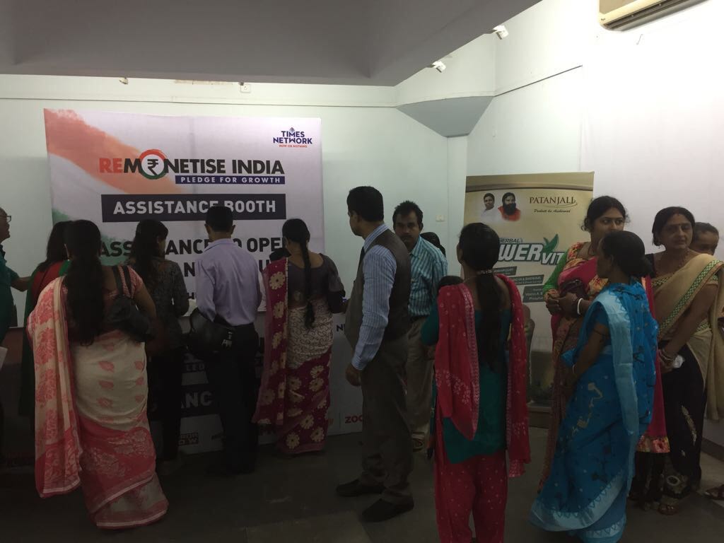 RemonetiseIndia's tweet photo. People queue to progress with the nation and be a part of #RemonetiseIndia. #HelpYourHelp https://t.co/UycsUok85M