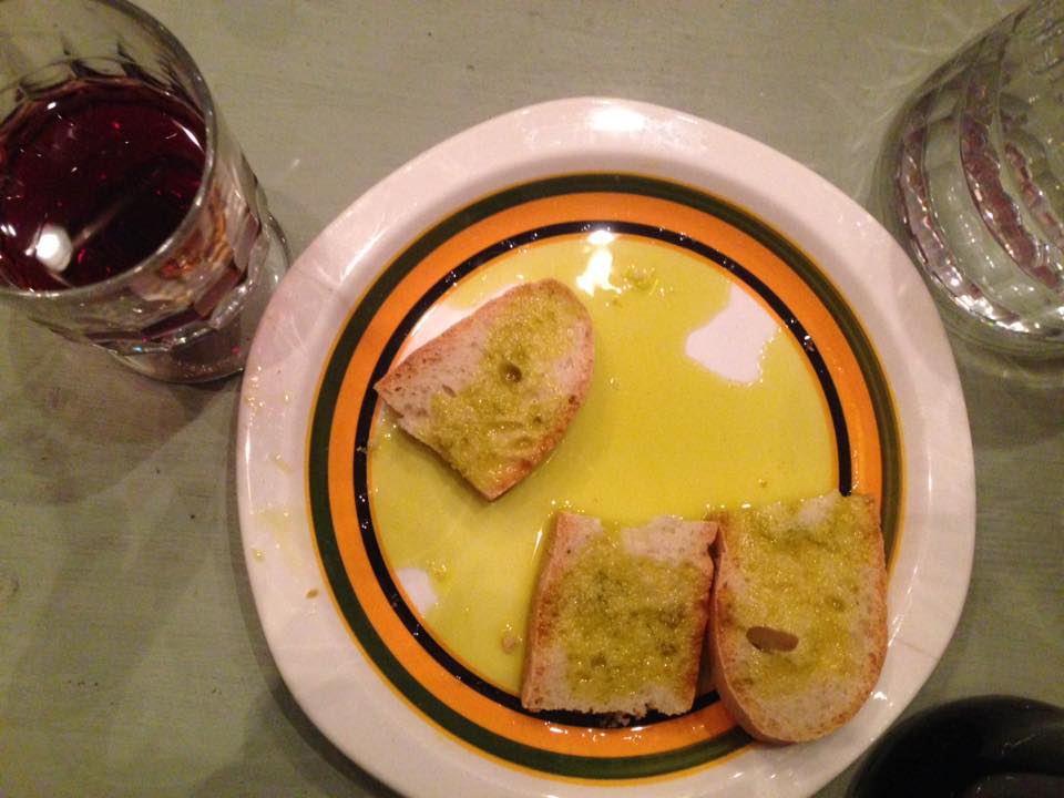 OlioDopUmbria's tweet photo. in alcune strutture associate ieri, per i bikers di @UmbriaMoto con pane, #olio e vino del contadino! #umbriamoto #Umbria @cittadiassisi https://t.co/2bh3P7czC3