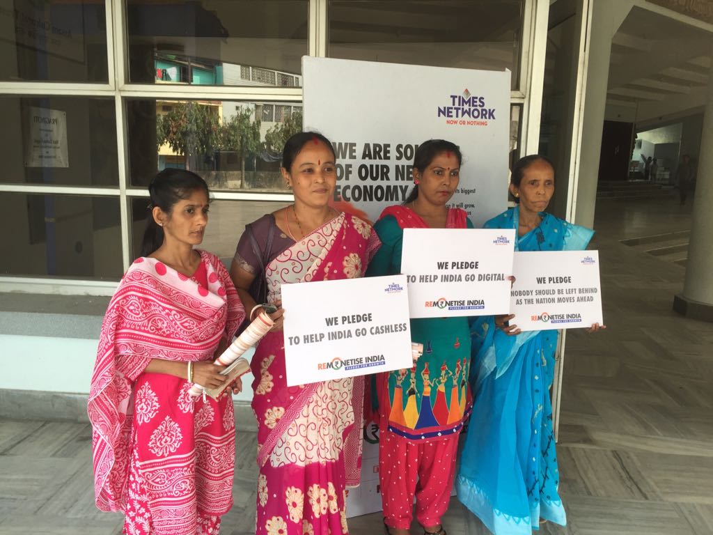 RemonetiseIndia's tweet photo. The women of the country take pledge to #GoCashless and move towards a digital economy. #RemonetiseIndia #HelpYourHelp https://t.co/sTRF5s0Q0H