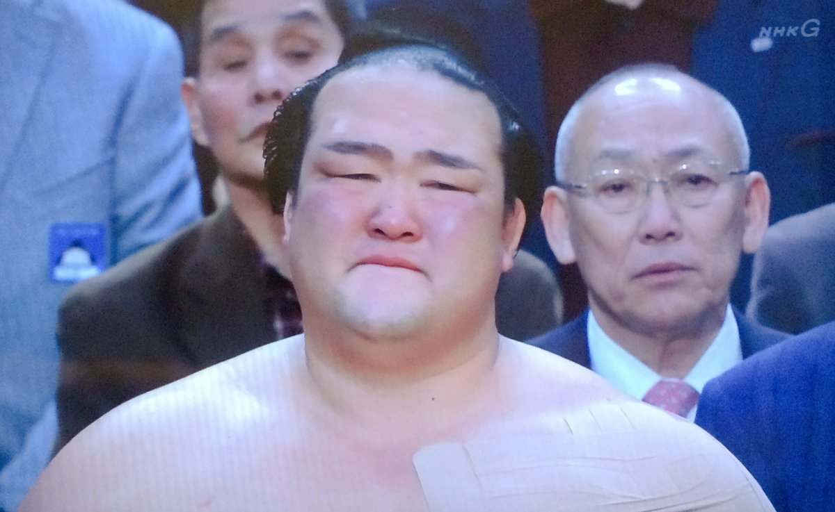 ooaco's tweet photo. 君が代の途中で男泣き。そんなんこっちも泣けるわ…。先場所の初優勝でもこんなに泣かなかったのを思うと、今場所ほんとうにしんどかったんだろう、稀勢の里。
心の底から優勝おめでとうぅぅ！
#sumo https://t.co/XB9wppIOGn