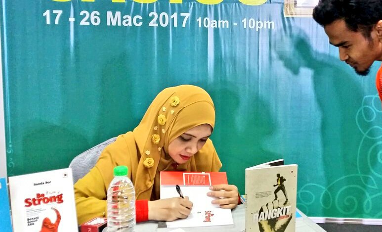 bonda_nor's tweet photo. Putus cinta? Ekor cicak pun putus juga. Nanti tumbuh balik. Kau putus cinta pun macam tu juga. Putus sebab Allah nak beri yang lebih baik. 😊 https://t.co/icjPPepoq1