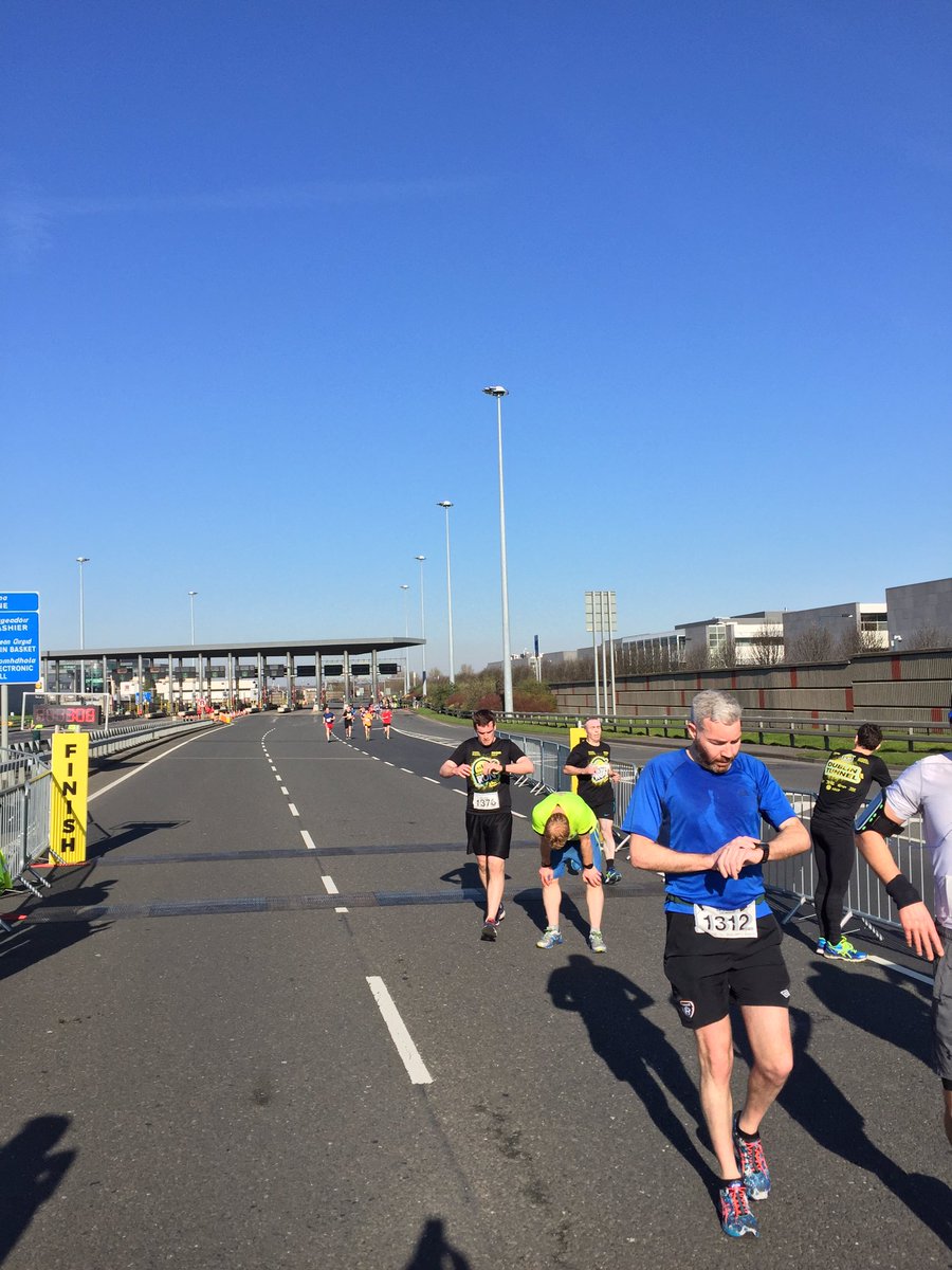 UndergroundRuns's tweet photo. Lot of runners crossing the line now! #TunnelRun2017 https://t.co/mVvcL9Unz6