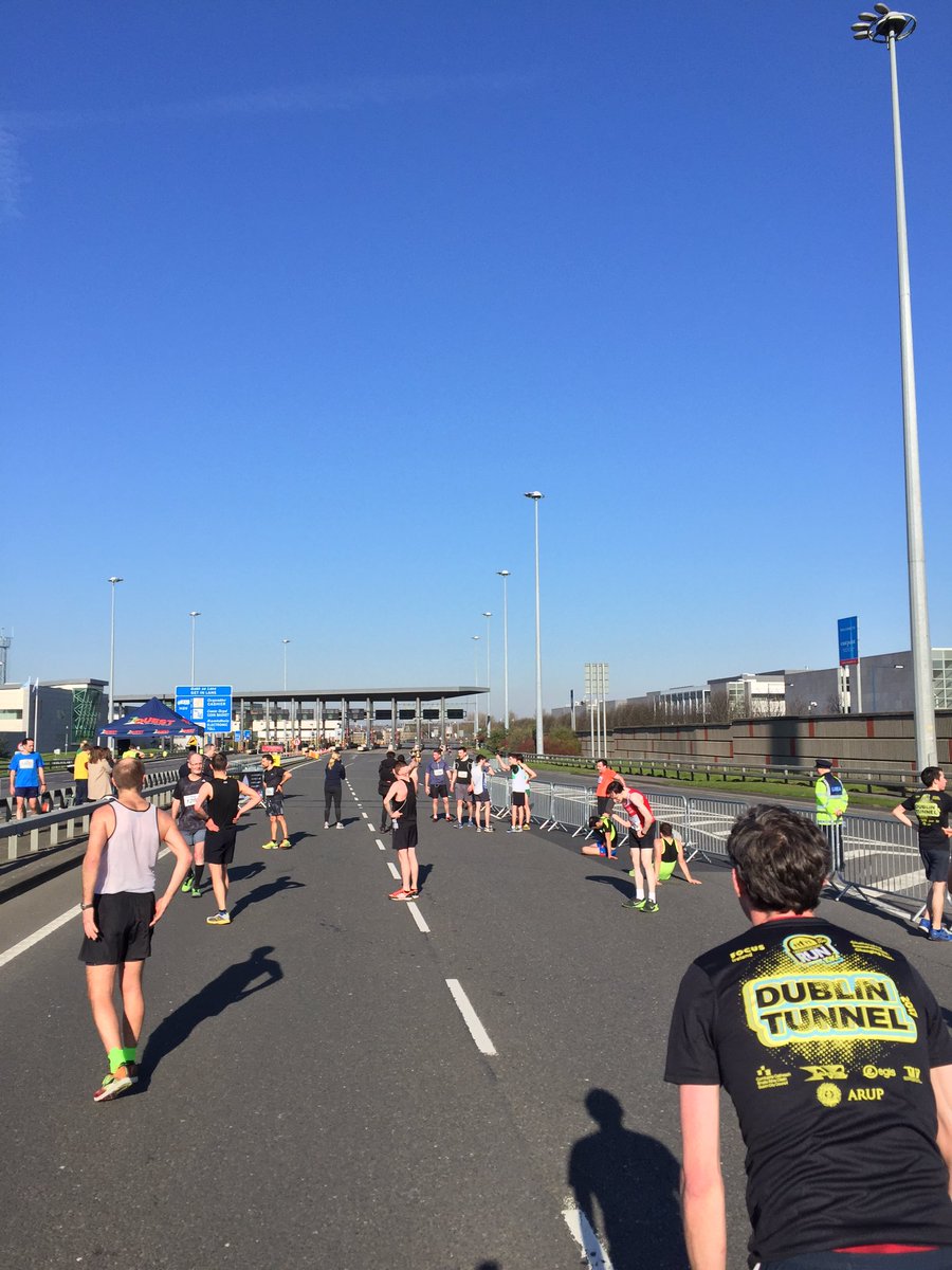 UndergroundRuns's tweet photo. Lot of runners crossing the line now! #TunnelRun2017 https://t.co/mVvcL9Unz6