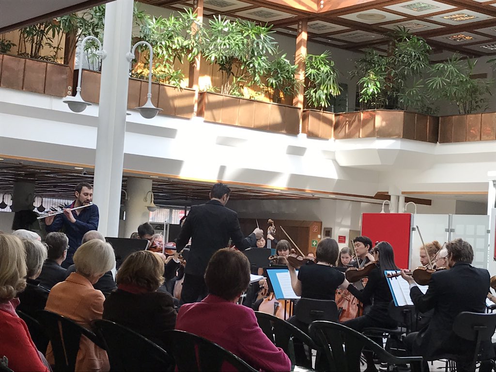 npwestfalen's tweet photo. Flötist #NersesOhanyan in action in der #SparkasseVest bei "#Haydn im Dialog mit #Beatbox Flute". #rhythmisit https://t.co/Vu0da3PjEs