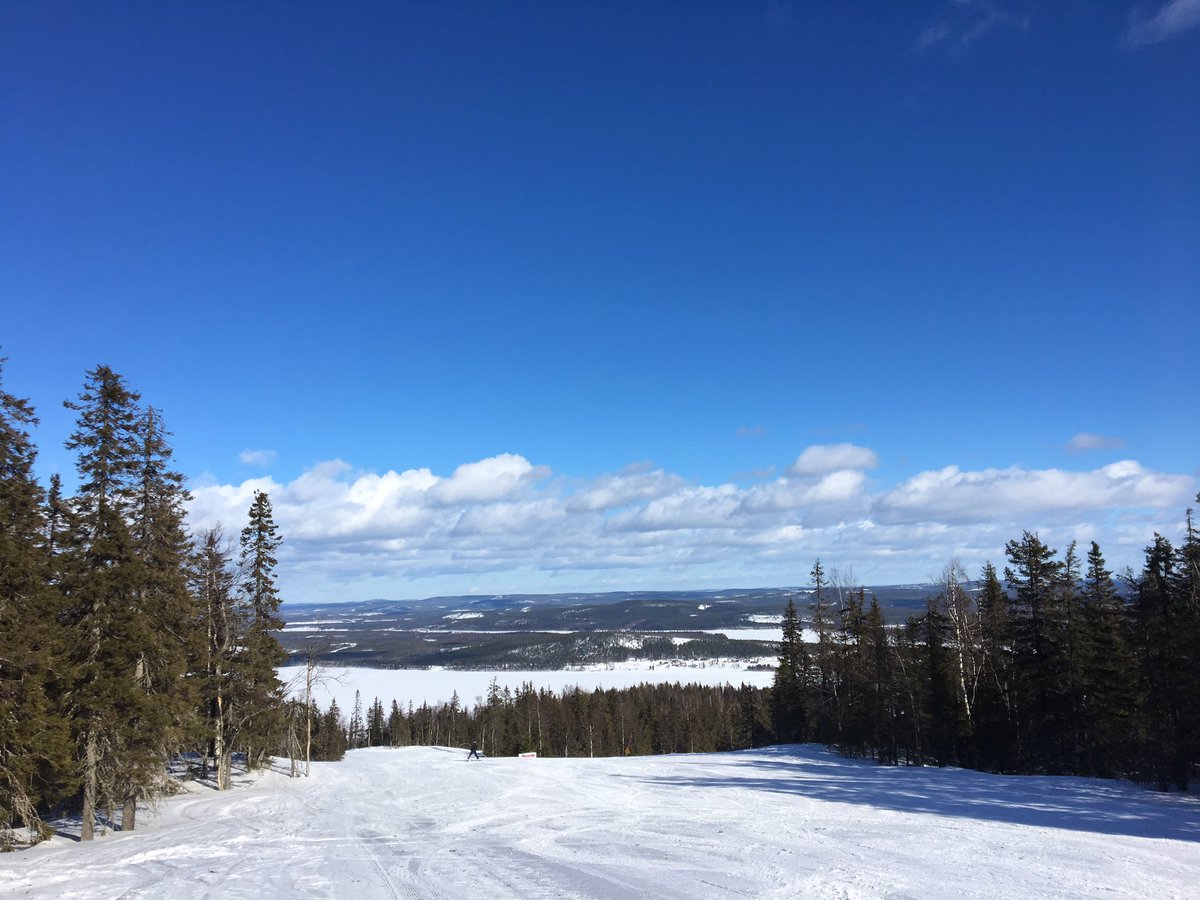 nordicteija's tweet photo. Aurinkoiset laskukelit, mutta tuulee hirveästi. #svanstein https://t.co/TYoFTtDrLO