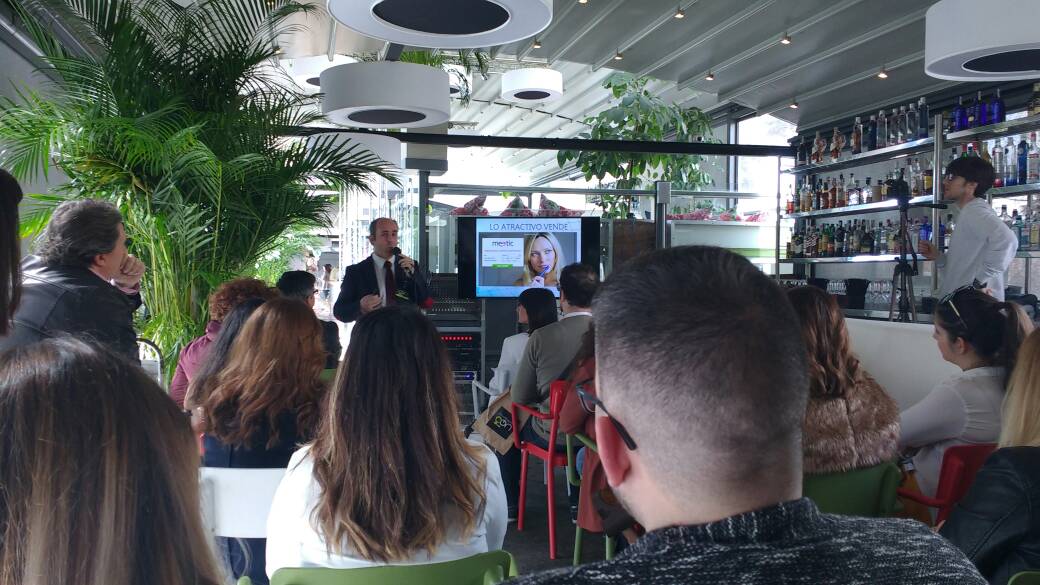 PiliManrique's tweet photo. Escuchando los consejos de @expacioweb relacionadas con la transformación digital y blogs #modobloggeron @MercVictoria https://t.co/QMxP3xVV8n