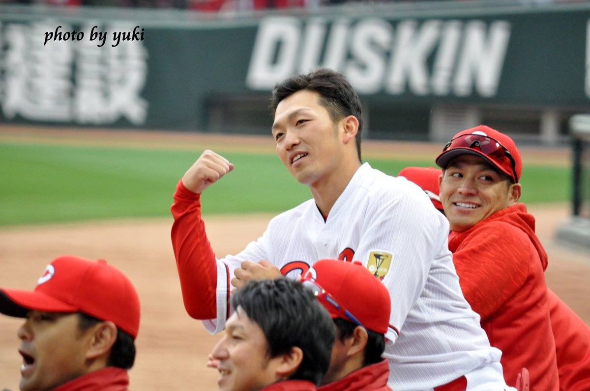 yuki_photo33's tweet photo. カメラ目線…笑。ブラッドのHRで一番最初にベンチから身を乗り出していた誠也君！やっぱりブラッドの一発は最高！！（2017.3.26） https://t.co/Y3CNm2c44r