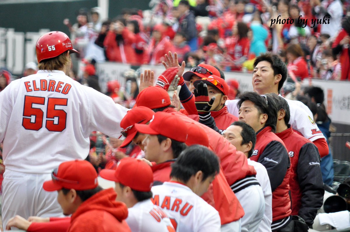 yuki_photo33's tweet photo. カメラ目線…笑。ブラッドのHRで一番最初にベンチから身を乗り出していた誠也君！やっぱりブラッドの一発は最高！！（2017.3.26） https://t.co/Y3CNm2c44r