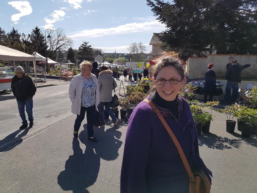 FDUGASRAVENEAU's tweet image. Très belle foire aux plantes à #Cercoux et avec le soleil! Bravo @blanc0641 !