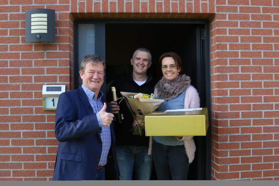 BarbaraTorfs's tweet photo. 5 jaar E-commerce @SchoenenTorfs. 5 klanten worden verwend met een gouden webbestelling. Met boeket, fles en kus van @WouterTorfs erbij https://t.co/cn0q0YaQ4r