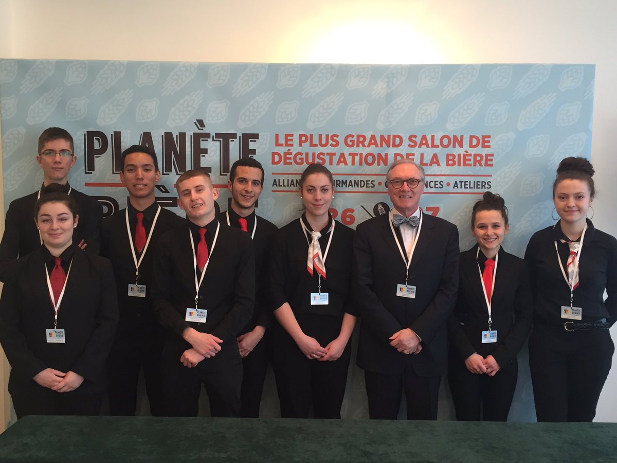 mcbar_sqy's tweet photo. Les #eleves @LhtSaintQuentin avec #hervemarziou #bierologue expert #partage #transmission @Planete_Biere #pb2017 https://t.co/uMil0fgzs4
