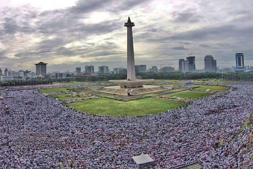 reza04850740's tweet photo. jamaah aksi 212 sangat khusyu mengikuti kegiatan dzikir
#memori212 https://t.co/FAa8jnzAaF