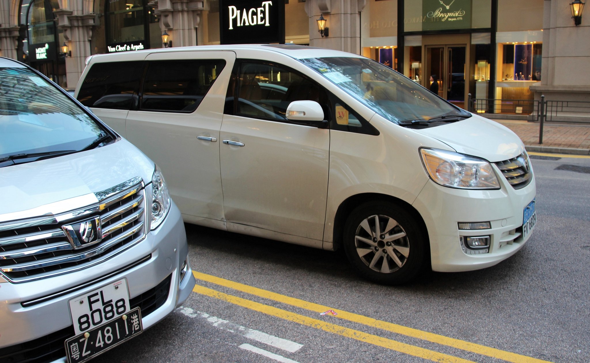 Japanese Car Spotter En Twitter 香港で本物の中に紛れ込んでいた偽物のアルファード この光景見て思ったけど この車日本で乗ったら絶対面白い T Co Wl7u47pk4u Twitter