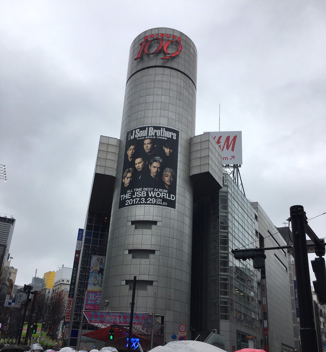 jsb3_official's tweet photo. 3月29日発売
「THE JSB WORLD」
三代目JSBメンバーが
109に出現！！
https://t.co/ZA2wMgxl7o https://t.co/9SVepix2fg