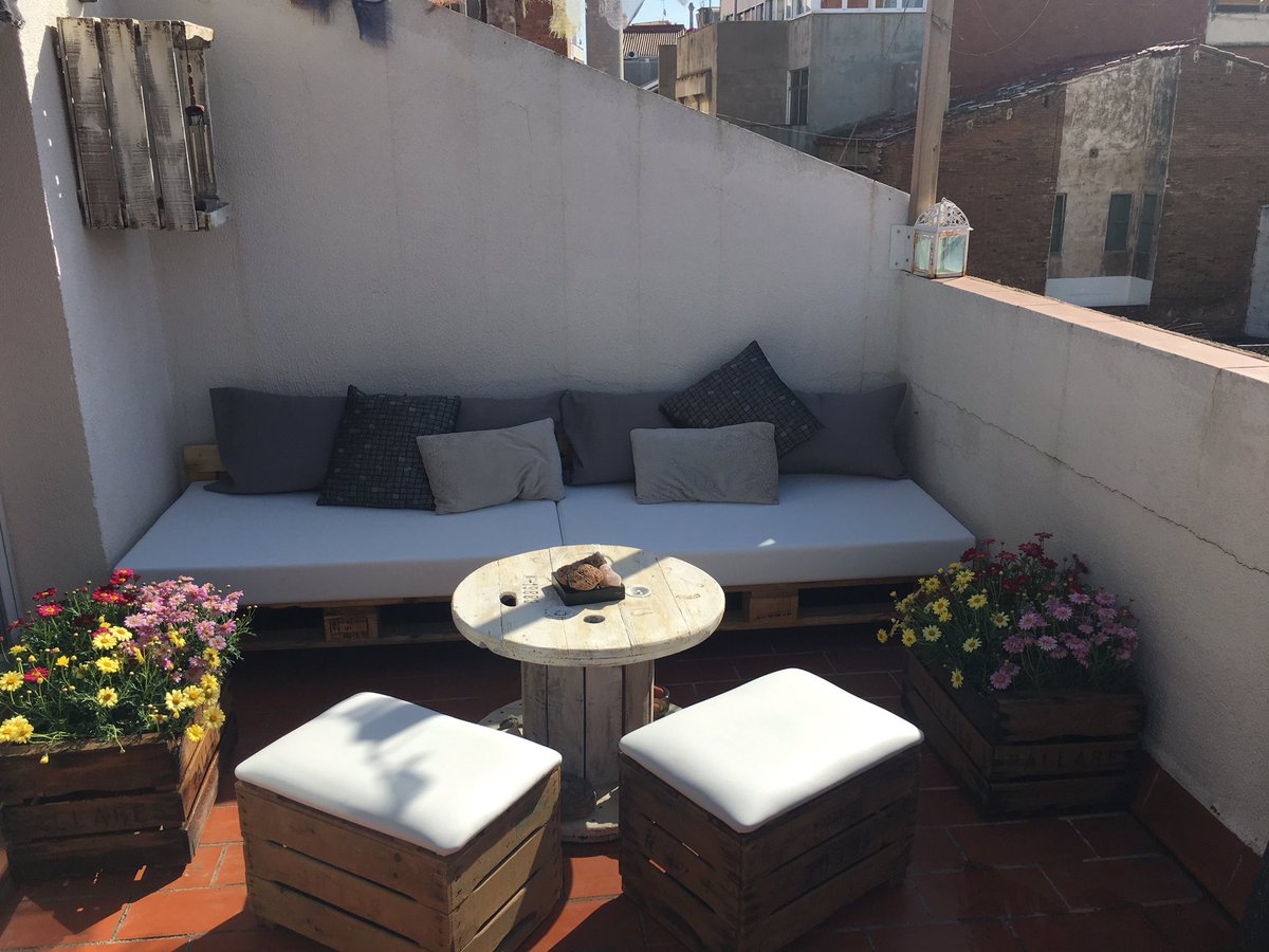 paletsdelujo's tweet photo. #FelizDomingo empezamos la temporada de #sofasdepalets #palets ¿a qué esperas para montar tu terraza? +info paletsdelujo@gmail.com #recicla https://t.co/TngkVNCQB8