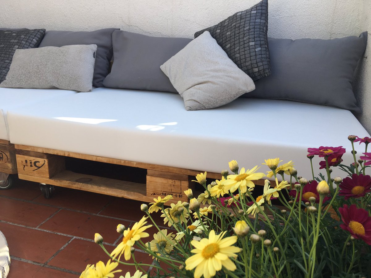 paletsdelujo's tweet photo. #FelizDomingo empezamos la temporada de #sofasdepalets #palets ¿a qué esperas para montar tu terraza? +info paletsdelujo@gmail.com #recicla https://t.co/TngkVNCQB8