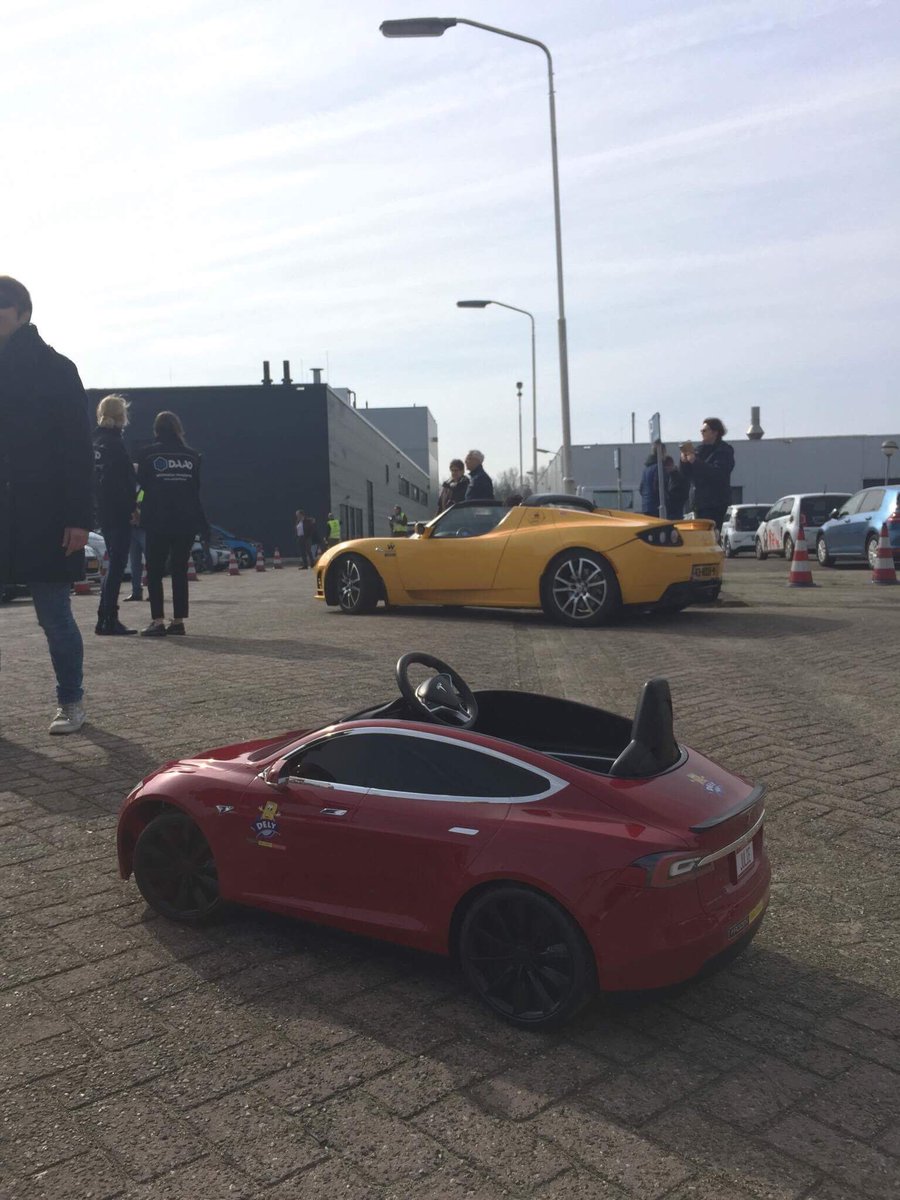 TeslaClubBE's tweet photo. Alea Jacta Est ! Goodspeed for WR Attempt ! Go #EV ! #eParade #eParade2017 ( Photos credit @DelyWafels ) https://t.co/MOGIMQ4C5t