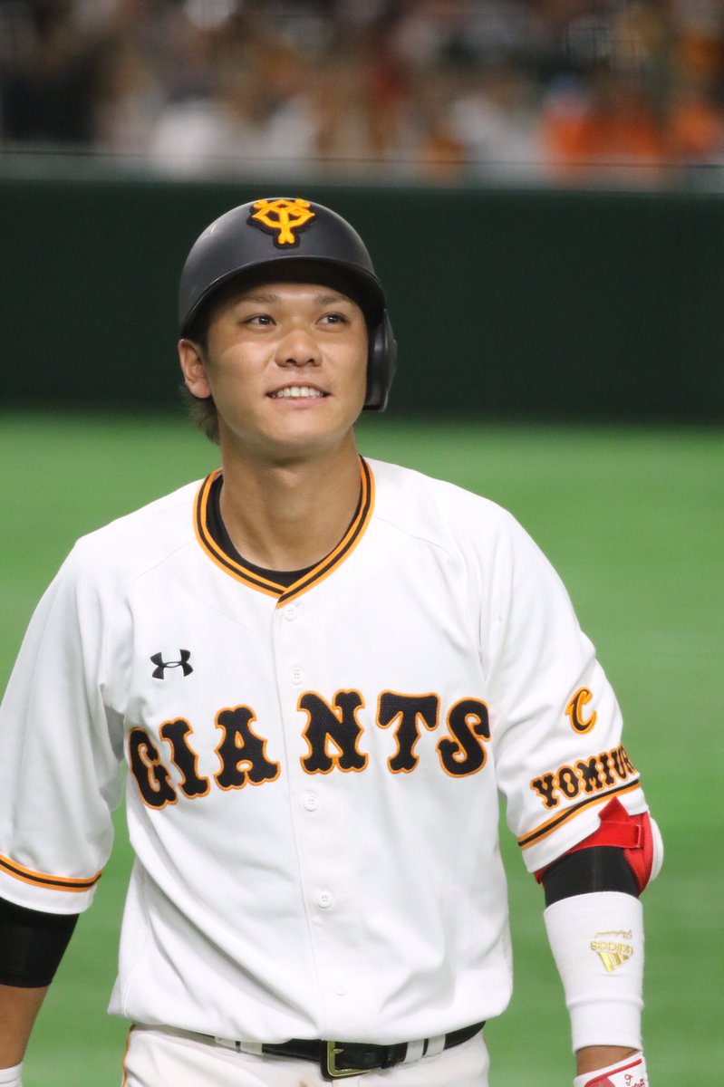 しっぷ 坂本勇人 三振して笑顔でベンチへ 17 3 26 東京ドーム 巨人 ジャイアンツ 坂本勇人