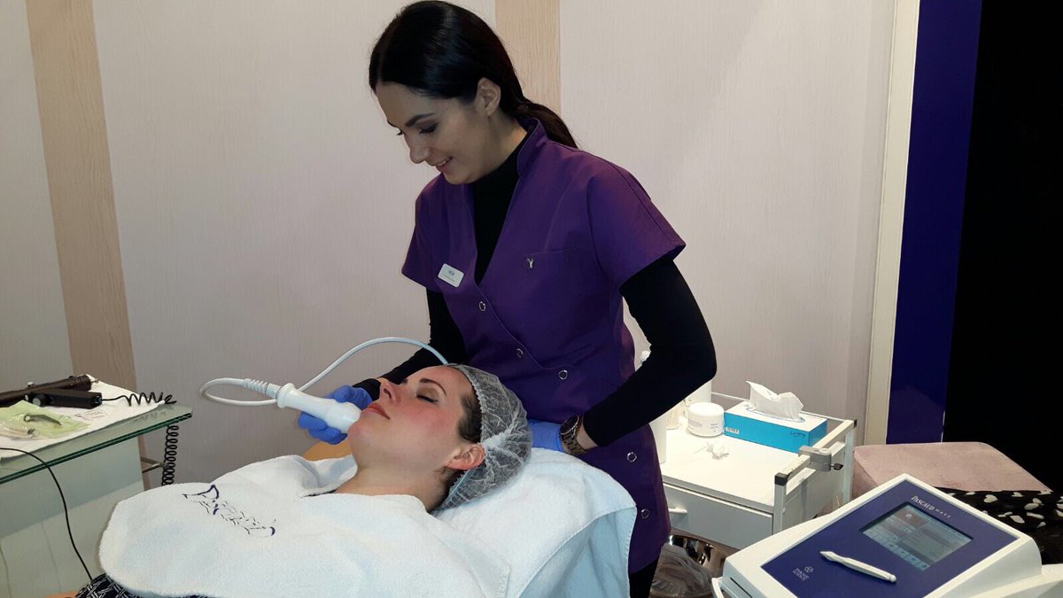 Pascaud's tweet photo. Demonstratie huidversteviging op beauty trade special #pascaud #BTs17 https://t.co/QzEdottIEb