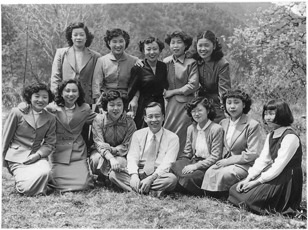 Maru Pa Twitter ユニークな髪型と話題になりがちなサザエさんの髪型 だけど マンガ連載が始まった時代背景からして 戦後流行した電気パーマだと思うの 前髪と横にウェーブかけてるの 当時の最新流行の髪型だと思うの 実際電気パーマをお客同士でやり合う話があるし