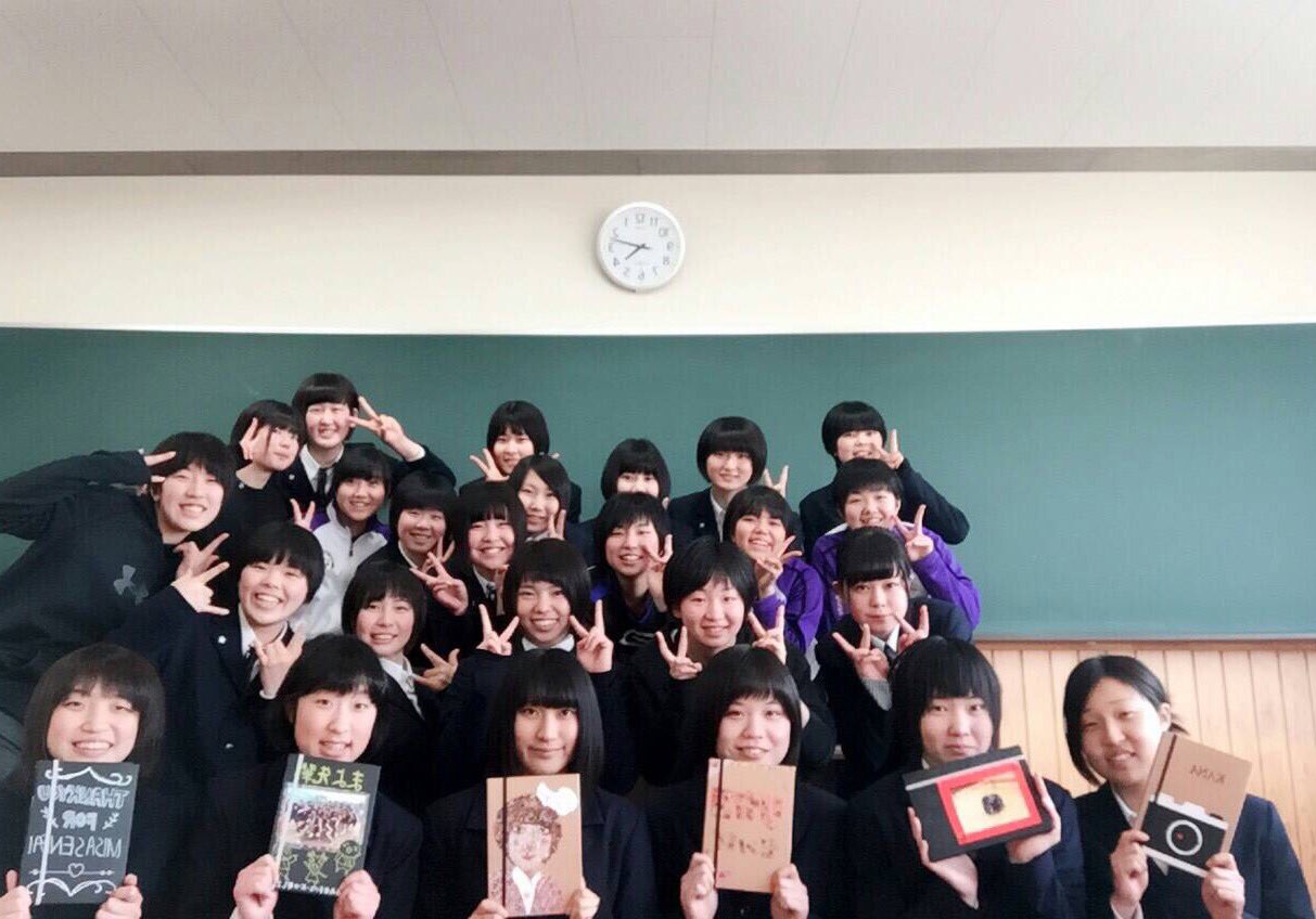 巻バレーボールファミリー 3月26日 日 巻高校女子バレー部 引退試合の後は感謝の気持ちを込めてランチパーティーを開きました 後輩達がご馳走を用意して歌とアルバムをプレゼントしてくれました 6人の先輩は大学生 巻バレーボールファミリー 3月26日 日 巻高校女子バレー部 引退試合の後は感謝の気持ちを込めてランチパーティーを開きました 後輩達がご馳走を用意して歌とアルバムをプレゼントしてくれました 6人の先輩は大学生