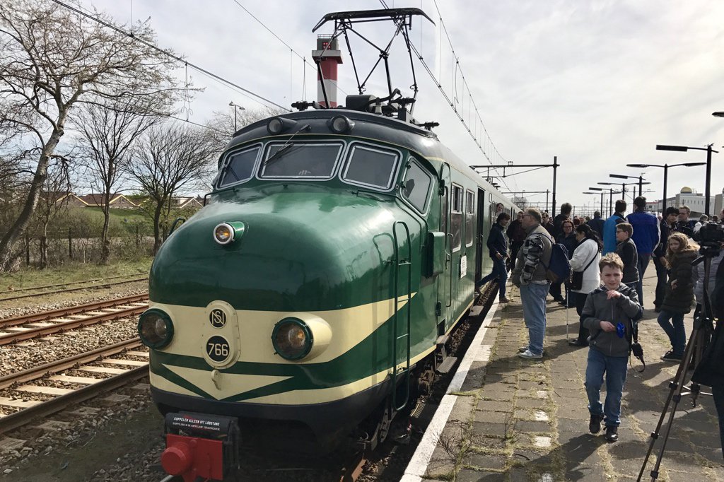 PHazewindus's tweet photo. Gezellig ritje met de boottrein van HvH naar het Rotterdamse CS. 🙌🏻 #NS #hoekselijn https://t.co/LNB6MXCdOy