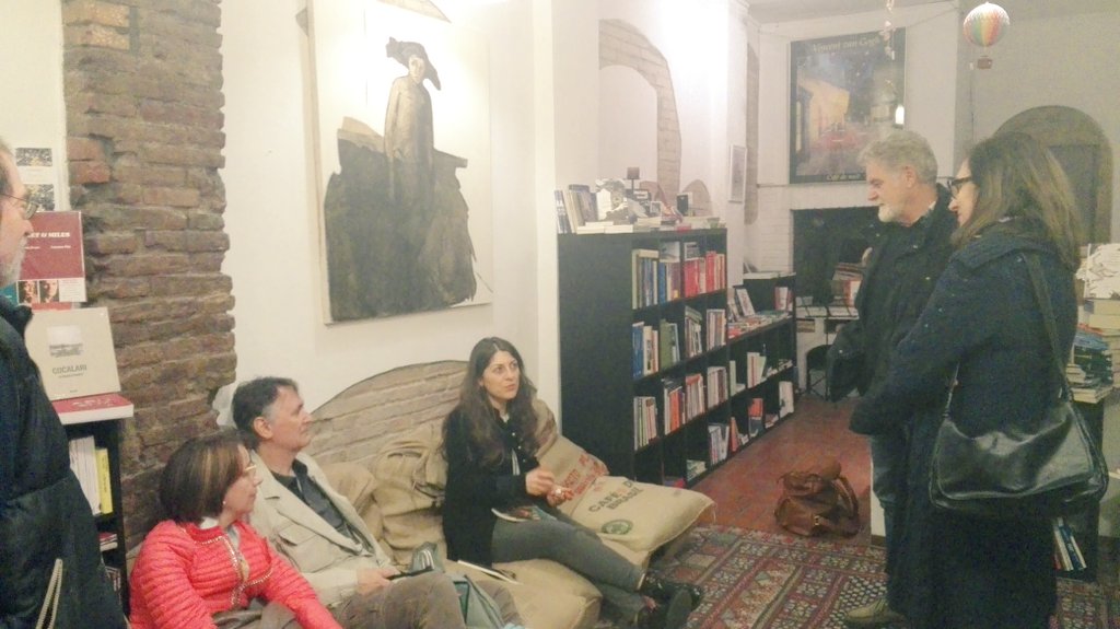 ValentinaBarile's tweet photo. #mineviandanti sull'Appia antica a #Parma #library #travellibrary #travelliterature #Travel #appia #books #instagood #instatravel https://t.co/IJjuzjWhzg