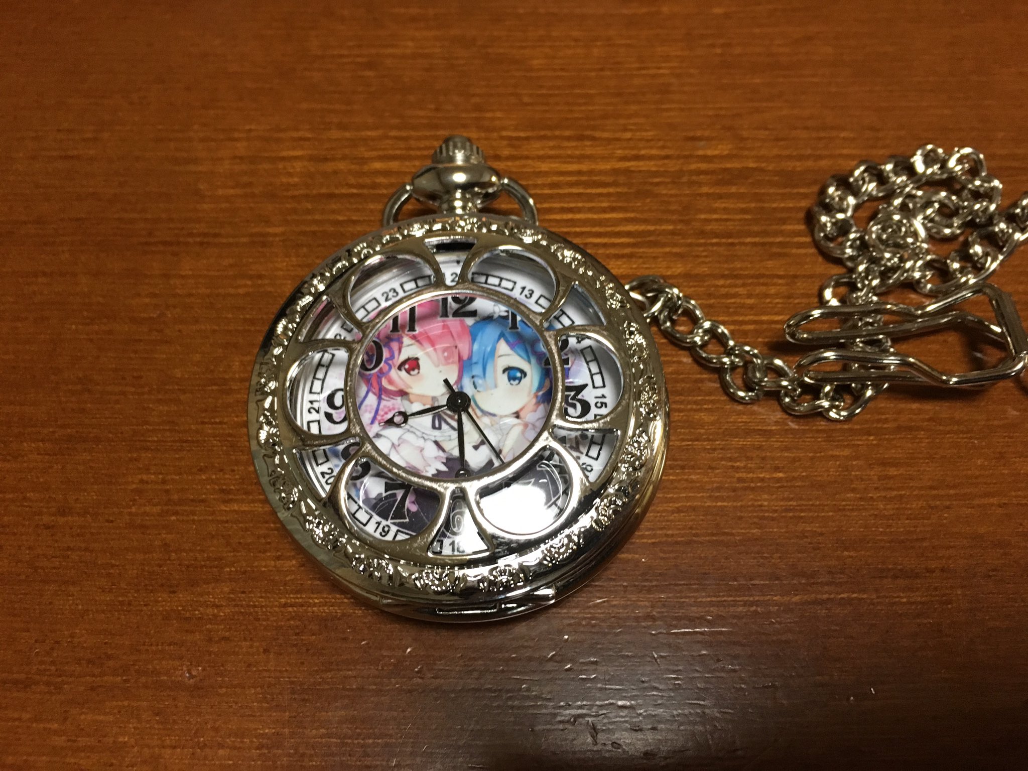 あいず ラム レムの時計が届いた かっこいいしイラストは可愛いし最高w これから出掛ける時につけてくわw T Co Qfnp4zev4c Twitter