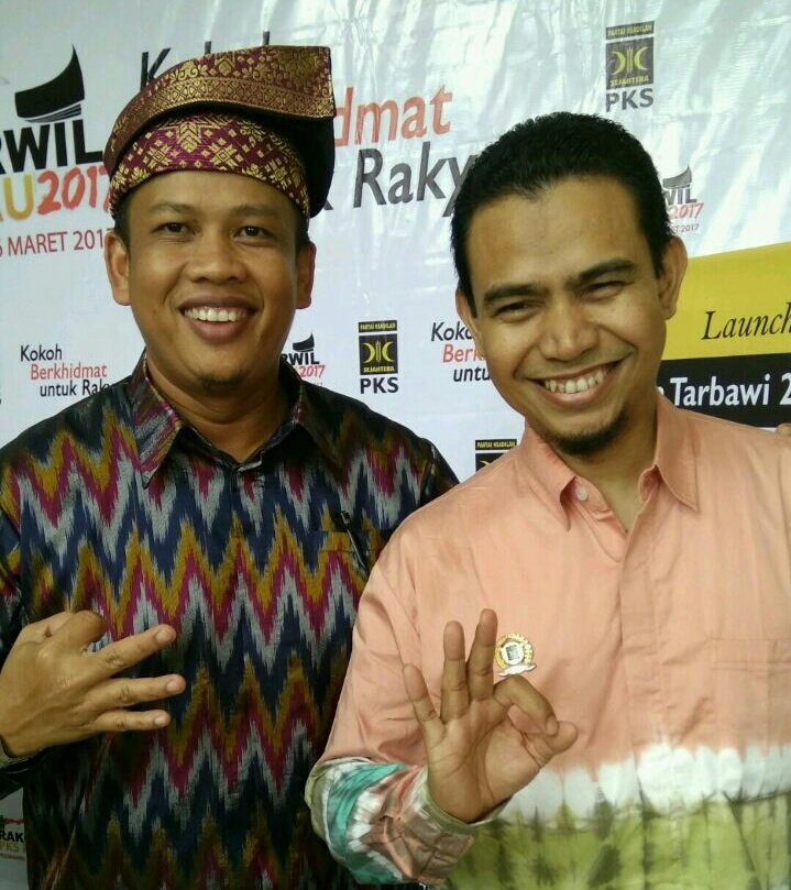 RPFRiau's tweet photo. Ketua pelaksana #RakorwilPKSRiau2017 @diansukheri_ dan Ketua DPW @pksriauku @hmunief salam 3 jari utk kemenangan @aniesbaswedan @sandiuno https://t.co/s9R9lfAK3Q