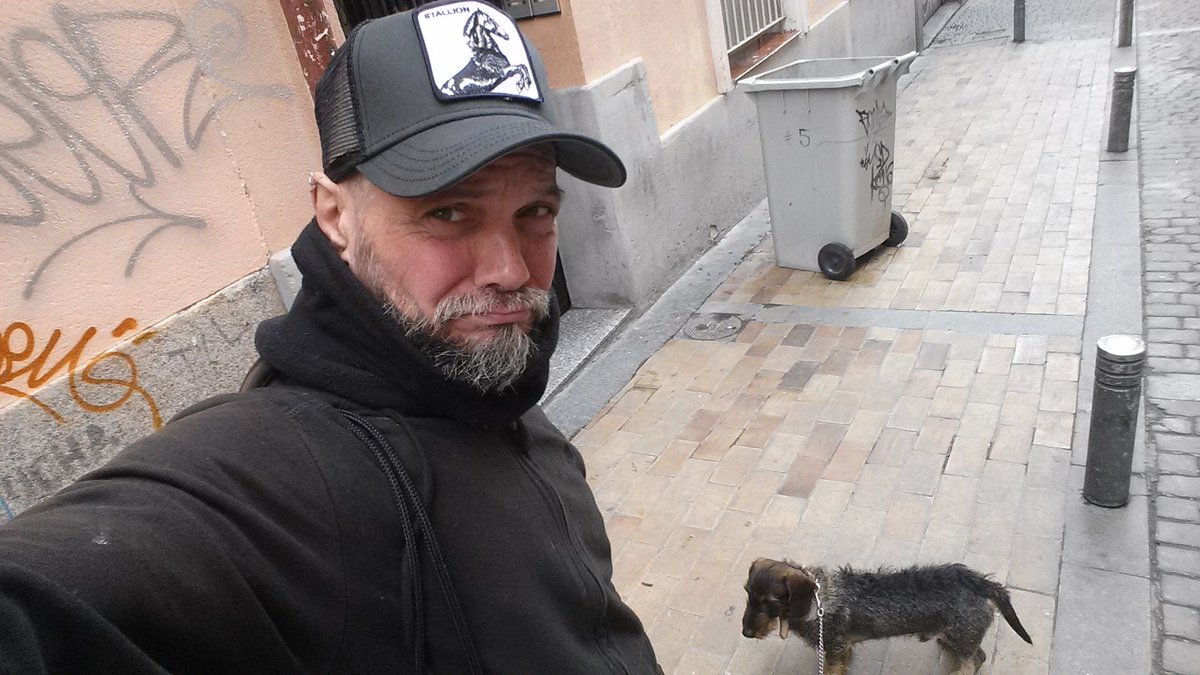 LuisNebot's tweet photo. ...//...paseando a Bruno con éste puto frío de Madrid!!!😂😂😂 https://t.co/m8MgPxuJ1r