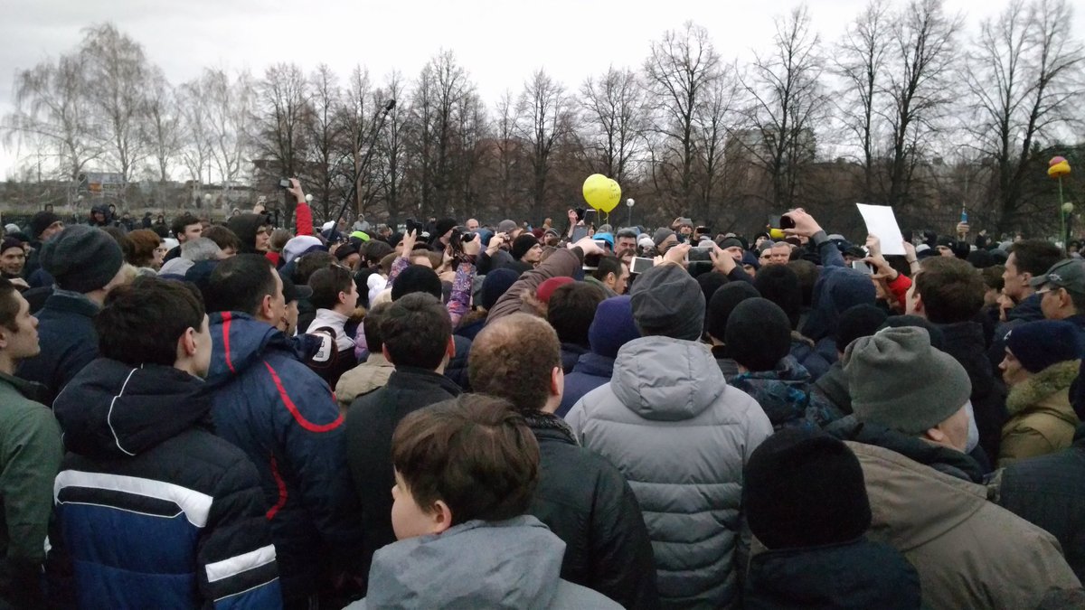 Sem7ser's tweet image. Можно только поздравить власти: на митинге #ДимонОтветит в Тольятти в основном молодежь. Так что, нет Путина, есть Россия.