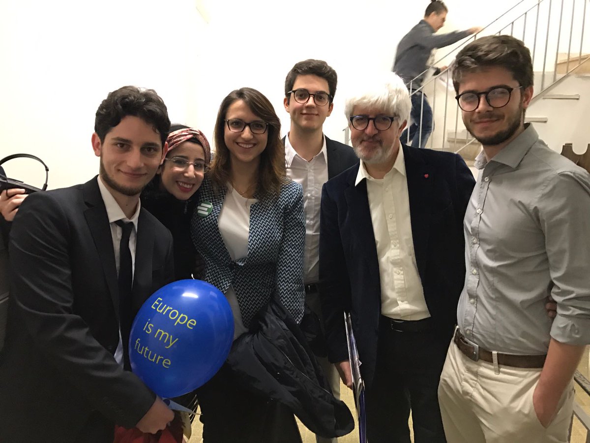 BolognaGFE's tweet photo. Sixty is sexy!

@beppesevergnini con una delegazione emozionata della GFE Bologna

#sixtyissexy #EU60 #gfe60 #marchforEurope2017 https://t.co/OpoUiAfzQr