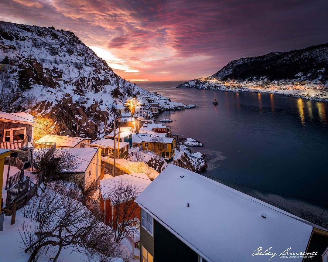 Les dernières lueurs du jour sur le quartier The Battery à <a href="/NLtweets/">NewfoundlandLabrador</a>. 📷: chelseylawrencephotography/IG #ExploreCanada #ExploreNL