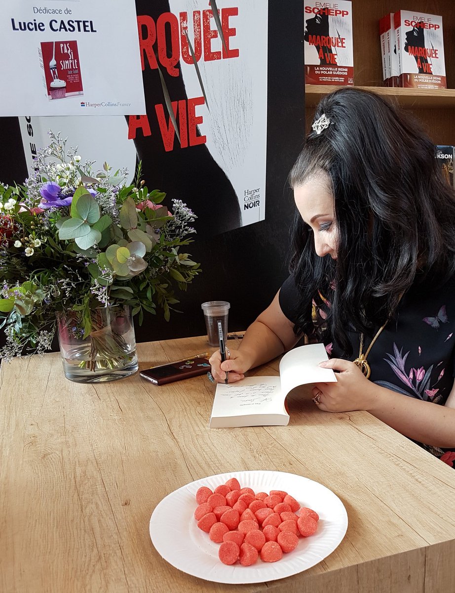 CollectionEt_H's tweet photo. Lucie Castel vient de commencer sa dédicace, pour son roman tout juste sorti "Pas si simple" ! # nouveauté #LondonAddict #LivreParis https://t.co/MnZHso3Aon