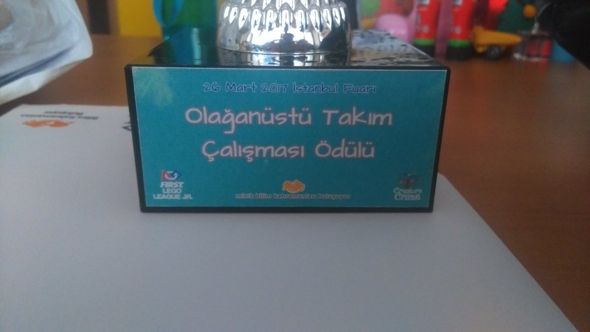 ercanakgnn's tweet photo. Burçak Eyüboğlu Vola takımı birlikte  takım olarak yaptıkları çalışmayla "Olağanüstü Takım Çalışması Ödülünü" aldılar. @EyubogluEgitim #jfll https://t.co/AiJpcslYux