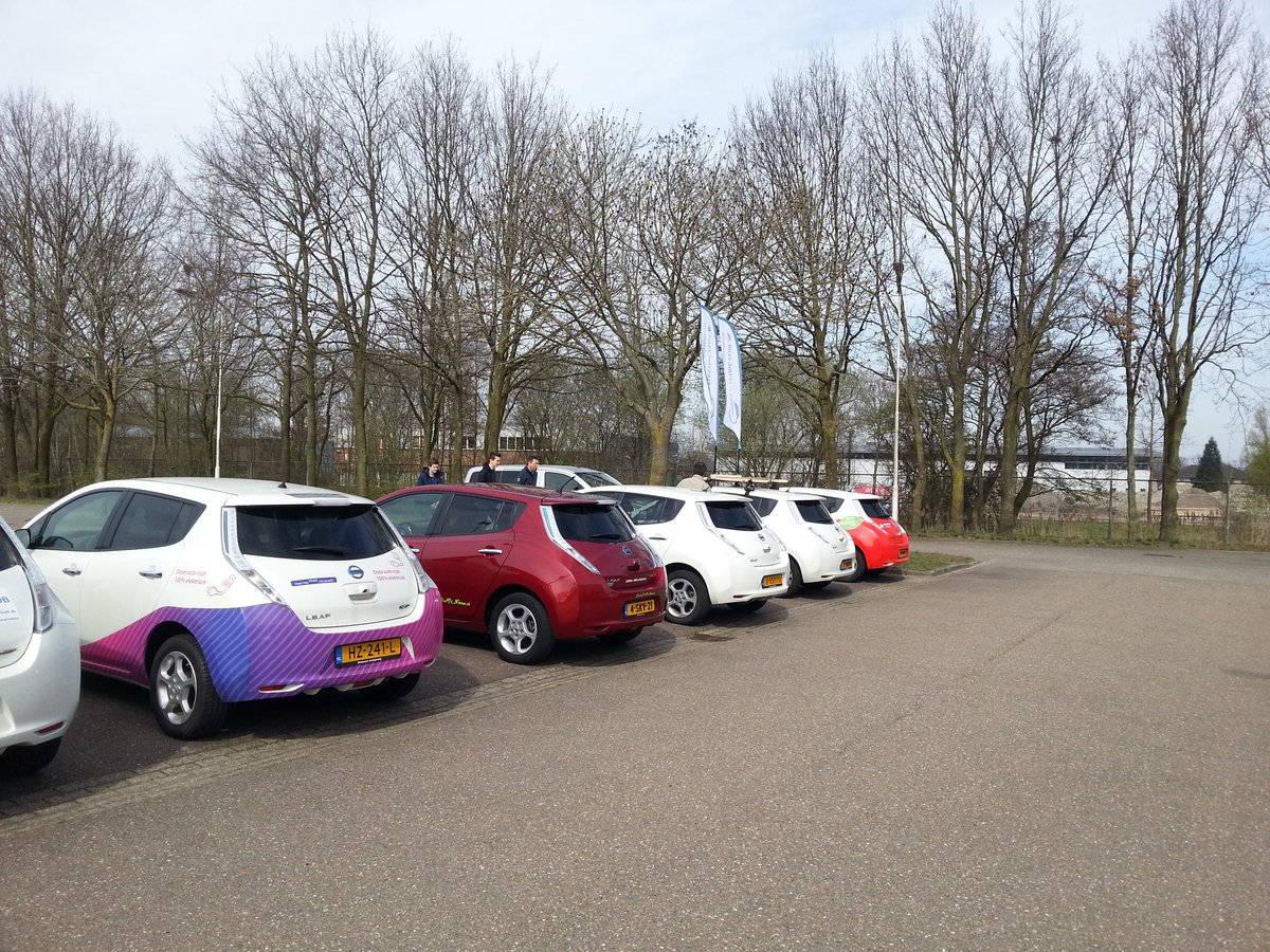 LedsDoItNow's tweet photo. De vlagen op @NissanElectricC bij @EParade2017 #eparade. Wij waren bij record 746 EV's . Toekomst #duurzaam  Dank @Fastned @AllegoCharging https://t.co/hFLmrGatkh