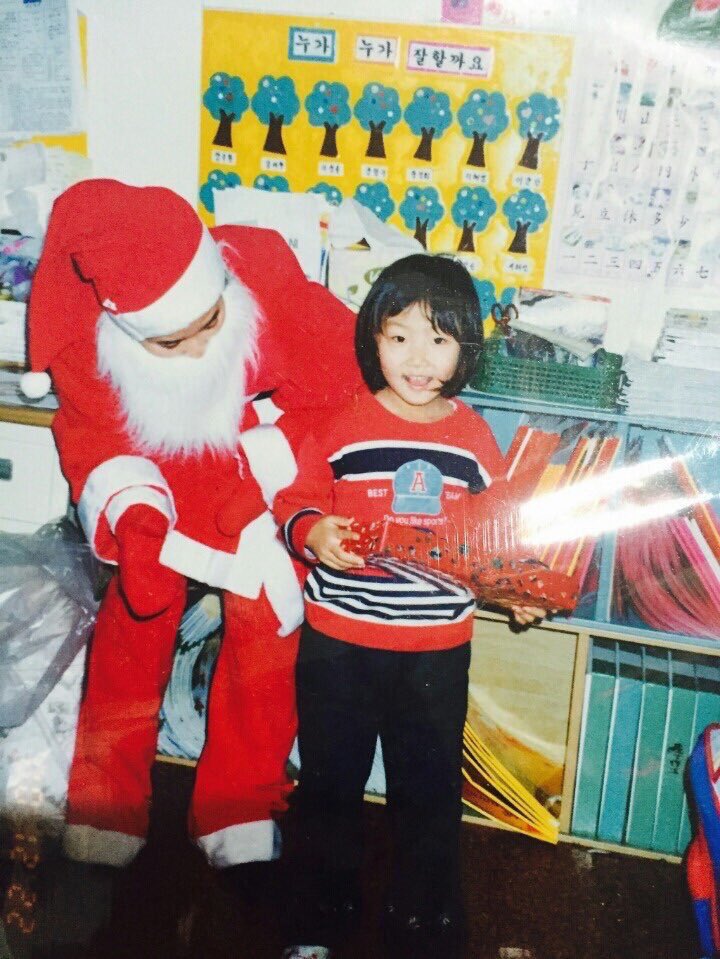 막내 화사는 처음 크리스마스 선물을 받은 날 진짜 산타에게 받은 것이라 믿어 선물의 포장도 뜯지 않은 채 꼭 끌어안고 잠들었다고 한다.