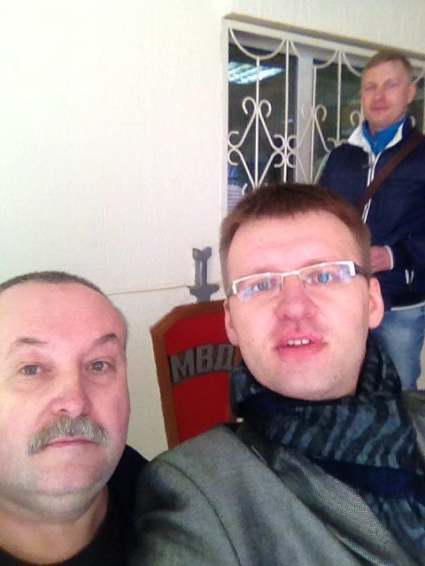 Doroxov's tweet photo. @Mongol76 там же где и Вы. Мы с Сопредседателем Парнаса Коневым передаем большой привет из ОВД Центр. района https://t.co/ETNIJAW9u1