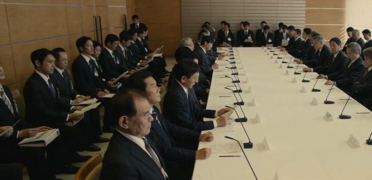 Gfan 前々から気になってたけど閣僚会議で参事官補佐 森きゅーりさん が国交秘書にメモを渡すシーン 奥のドアから入ってきてるけど参事官らの席はそもそも画面手前 わざわざ廊下に出て回り込まなければいけないルールがあるんだろうか シンゴジラ