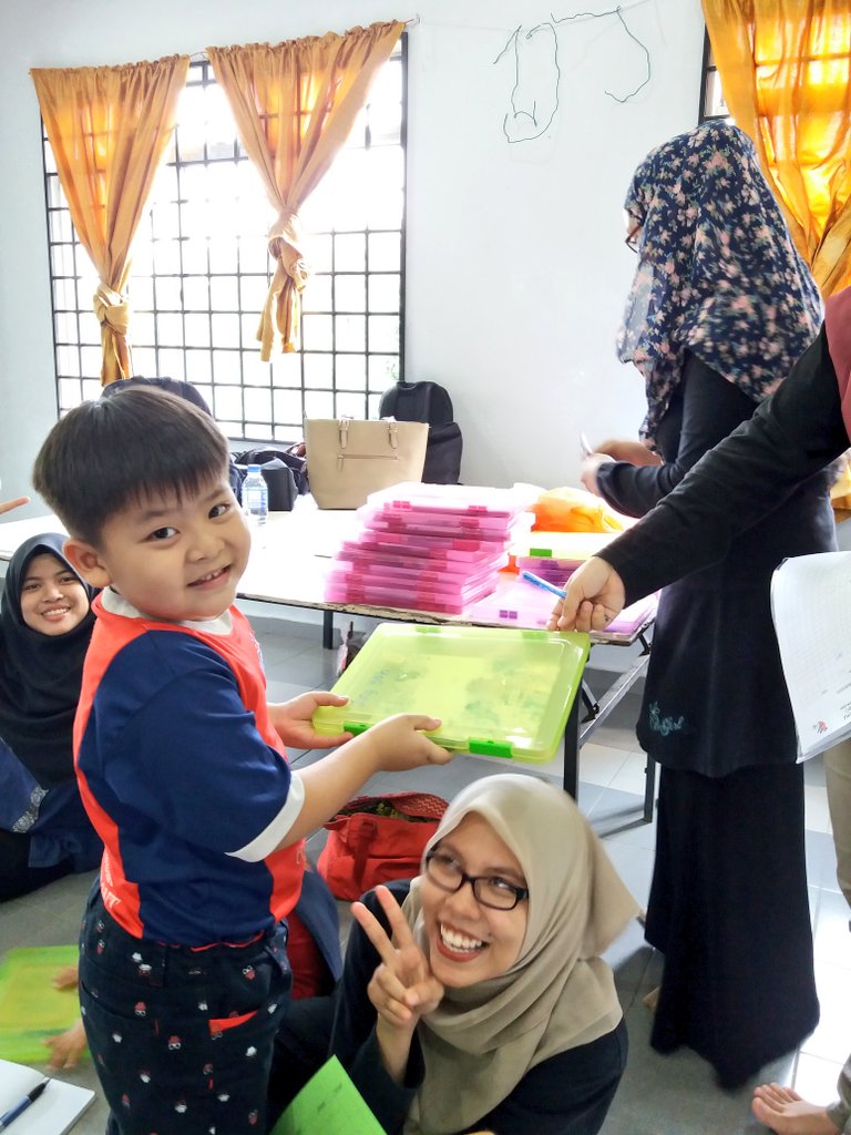 dutauitmjohor's tweet photo. The First People Project 2017 - Kelas Siri 1 @ Kg. Orang Asli Putting 😉❤️

#DutaUniversiti 
#SoaringUpwards 
#UiTMJohor https://t.co/ihBvsz1J7x