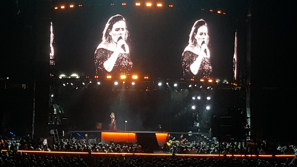boobydook's tweet photo. Kween 👑 @Adele #adeleAuckland https://t.co/xcNJjwbO9H