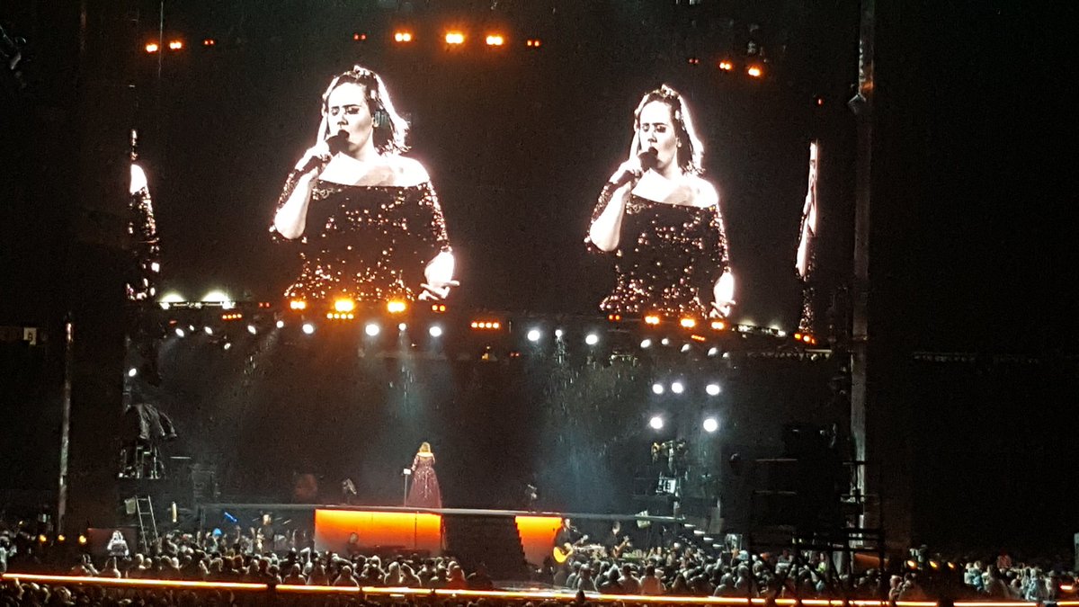 boobydook's tweet photo. Kween 👑 @Adele #adeleAuckland https://t.co/xcNJjwbO9H
