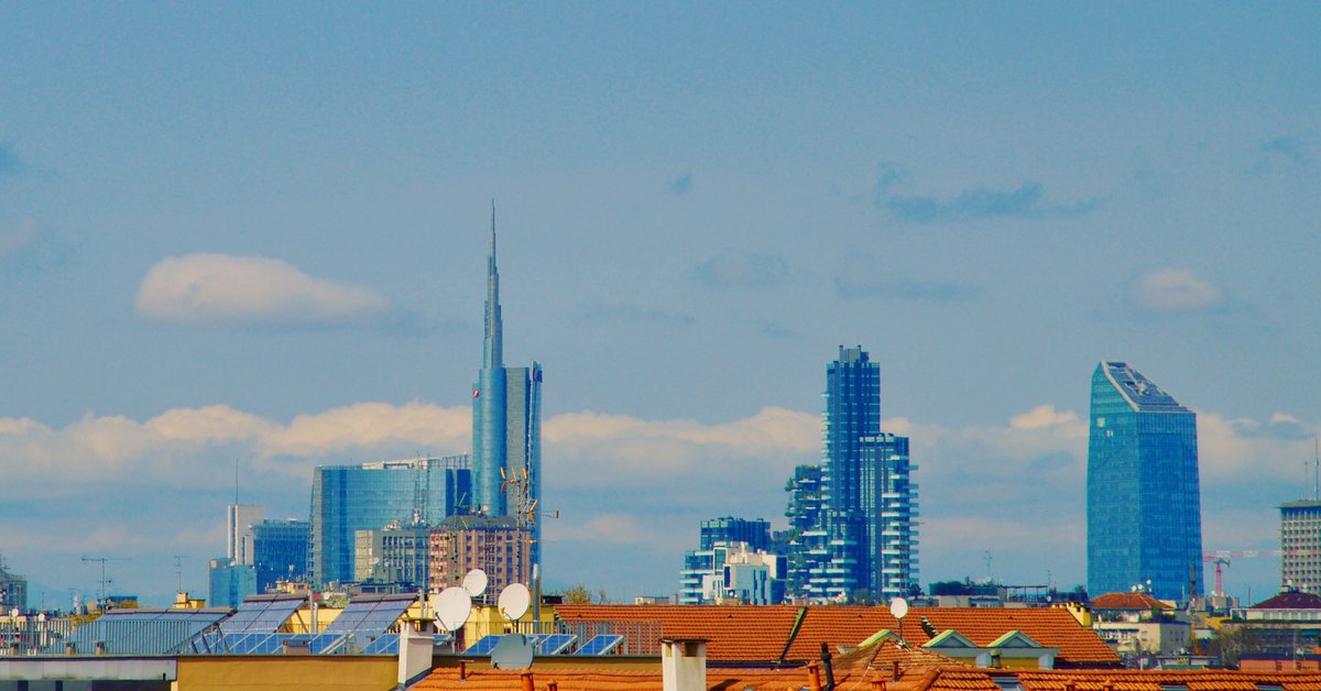 CielidiMilano's tweet photo. The sky of Milan city as you've never seen before. #CielidiMilano https://t.co/soXOjIxuPp