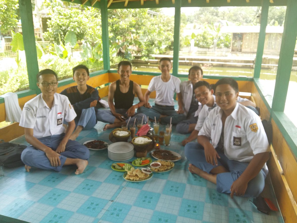 Intess_One's tweet photo. #tbt 23/02/2016 laki' Intessone makan2 di torojol ikan bakar, karena habis cair PIP langsung merayakannya 😂😂 https://t.co/lYyFFrsYx5