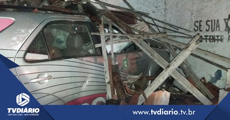 Policais ficam feridos após viatura colidir com casa durante perseguição em Maracanaú bit.ly/2n6PQxX