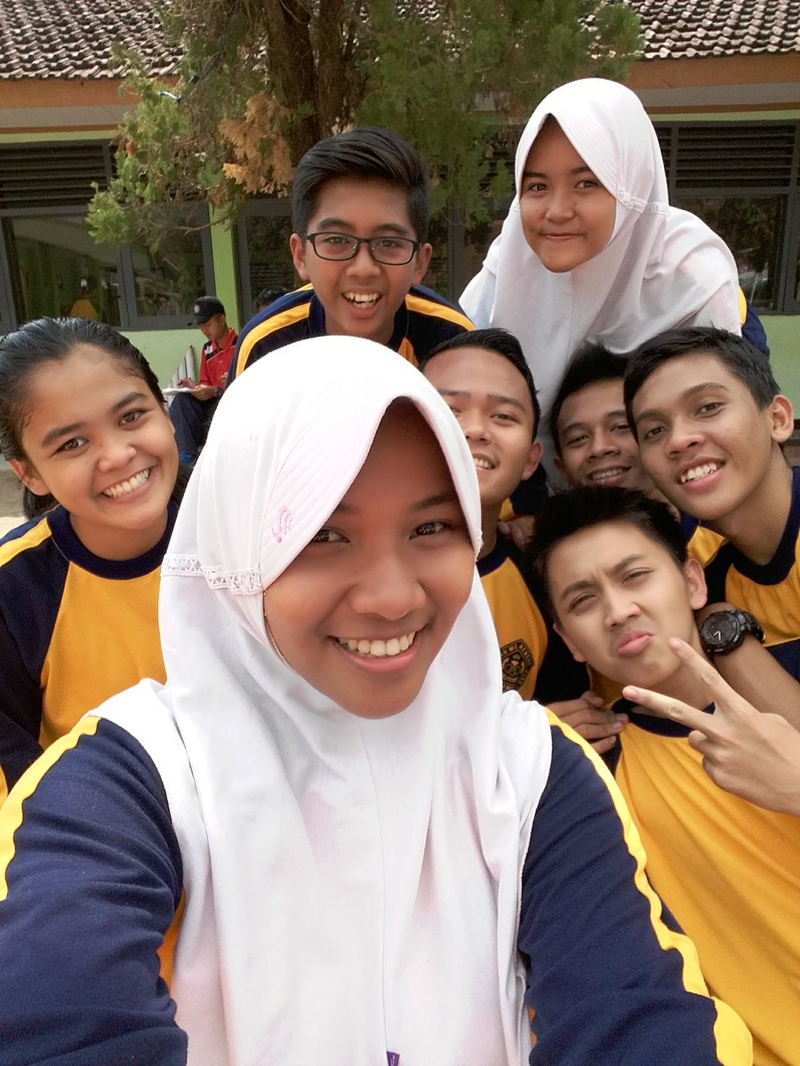 Intess_One's tweet photo. #tbt 16/09/2015 masih inget sempet2nya wefie lagi pelajaran OR.. alhasil HP nya langsung di jabel sama bu Villa.. wkwkw 😂😂 https://t.co/Oiviajkjxi