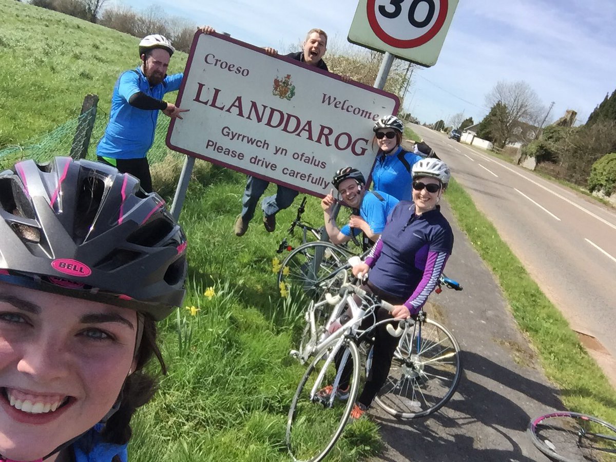 Cyrraedd <a href="/LlanddarogYFC/">C.Ff.i LlanddarogYFC</a> Diolch Nia am y squash!!! #herseiclo #pedloflatout #25milesdown