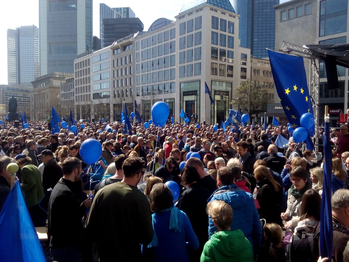 Continue the 60th birthday of European Union supporting #pulseofeurope in Frankfurt. #HapptBirthdayEU #MarchForEurope2017  #zusammemstarker